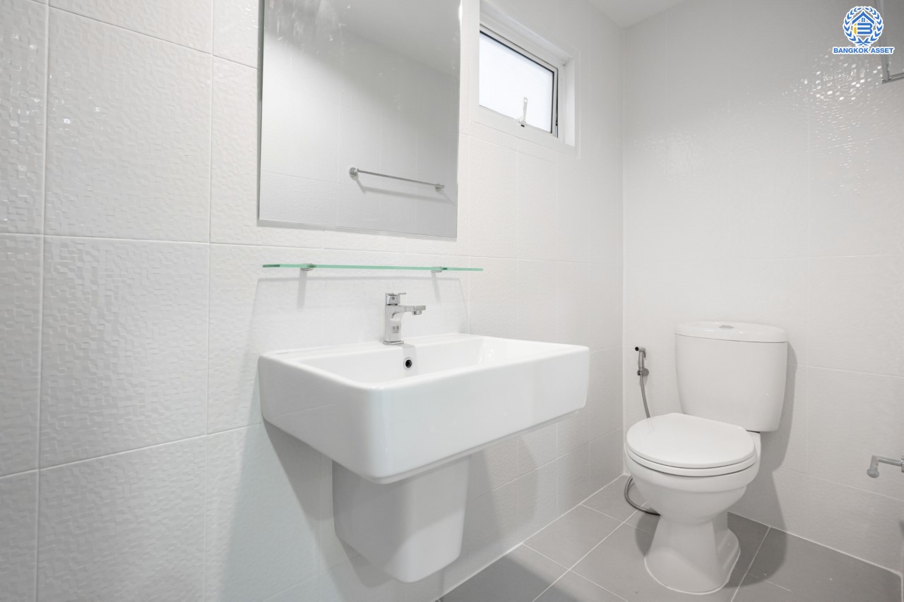 บ้านมือสองตกแต่งใหม่ ม.ลานทอง ติวานนท์-ปากเกร็ด เนื้อที่ 46 ตร.ว. ฟังก์ชัน 2 ห้องนอน 2 ห้องน้ำ จอดรถได้ 2 คัน บนทำเลทองเดินทางสะดวกติด ถ.ติวานนท์ ใกล้ห้าแยกปากเกร็ด เมืองทองธานี ทางด่วน, เซ็นทรัลแจ้งวัฒนะ และรถไฟฟ้าสายสีชมพู (สายอนาคต) "สถานีปากเกร็ด"